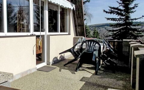 Svahová 1: Chaise, Balcon, Ombre, Mobilier De Jardin, Daylighting, Arrière-Cour