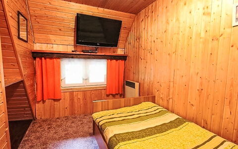Svahová 1: Bois, Sol, Sol, Chambre, Lit, Tache De Bois, Design Intérieur, Pièce, Plafond, Domicile
