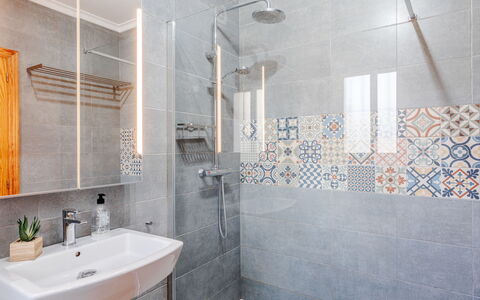 Vista Xalo: Sol, Luminaire Plomberie, Sol, Design Intérieur, Tuile, Salle De Bains, Robinet, Plomberie, Plafond, Évier