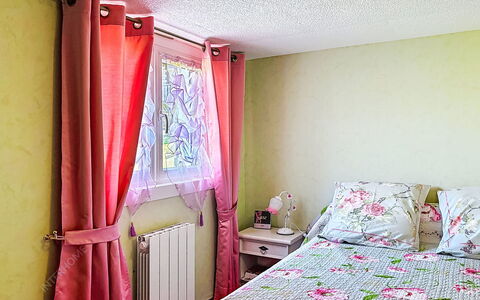 La Cabrette: Meubles, Design Intérieur, Mur, Pièce, Bois, Sol, Rideau, Textile, Rose, Chambre