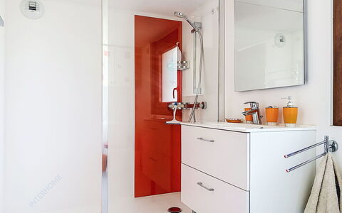La Cabrette: Luminaire Plomberie, Sol, Design Intérieur, Sol, Salle De Bains, Armoire De Toilette, Plomberie, Cabinetry, Porte, Lavabo