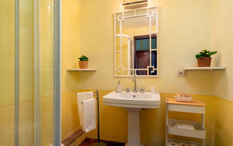 Villa Poggio Bellavista 8: Lavabo, Mur, Luminaire Plomberie, Design Intérieur, Salle De Bains, Évier, Robinet, Plomberie, Éclairage, Miroir