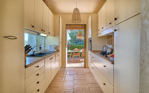 Villa Ananda 8: Comptoir, Cuisine, Cabinetry, Appareil De Cuisine, Sol, Design Intérieur, Meubles, Bois, Principaux Appliance, Sol
