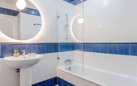 Puerta del Tenis: Bleu, Salle De Bains, Luminaire Plomberie, Sol, Lavabo, Design Intérieur, Évier, Sol, Plomberie, Tuile