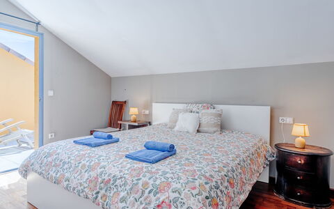 Puerta del Tenis: Lit, Design Intérieur, Meubles, Chambre, Literie, Drap De Lit, Plafond, Sol, Linge, Sol