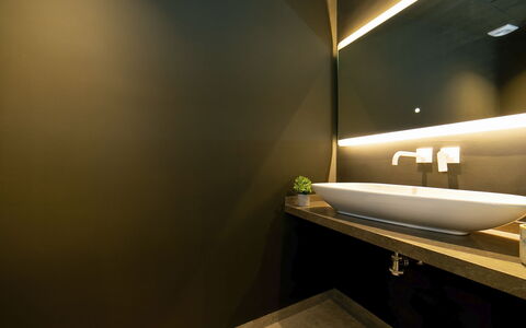 Abnorma: Design Intérieur, Éclairage, Sol, Luminaire Plomberie, Salle De Bains, Plomberie, Plafond, Lavabo, Luminaire, Robinet