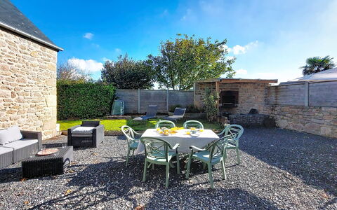 Au Coin des 3 Feux: Domicile, Meubles, Mobilier De Jardin, Chaise, Chalet, Dalle, Tableau De Plein Air, Jardin, Pot De Fleur, Cour