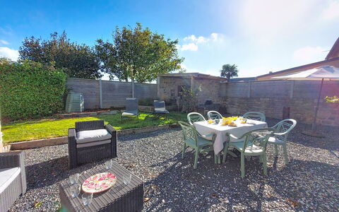 Au Coin des 3 Feux: Meubles, Domicile, Lot Terre, Jardin, Mobilier De Jardin, Dalle, Chaise, Cour, Aménagement Paysager, Pot De Fleur