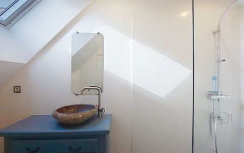Au Coin des 3 Feux: Luminaire Plomberie, Design Intérieur, Salle De Bains, Robinet, Sol, Plomberie, Plafond, Luminaire, Sol, Éclairage