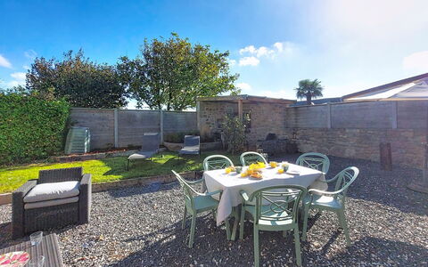 Au Coin des 3 Feux: Meubles, Mobilier De Jardin, Chaise, Domicile, Lot Terre, Tableau De Plein Air, Dalle, Jardin, Ombre, Pot De Fleur