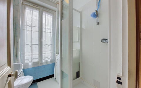 Saint Alexandre: Salle De Bains, Luminaire Plomberie, Sol, Sol, Design Intérieur, Plomberie, Porte, Pièce, Appartement, Miroir