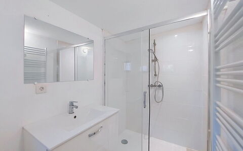 Tartoure: Salle De Bains, Luminaire Plomberie, Design Intérieur, Sol, Sol, Plomberie, Robinet, Lavabo, Plafond, Miroir