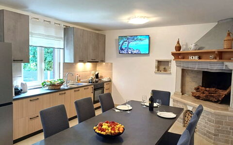 Martina: Meubles, Design Intérieur, Cuisine, Sol, Comptoir, Chaise, Bois, Plafond, Table Cuisine Et Salle A Manger, Table