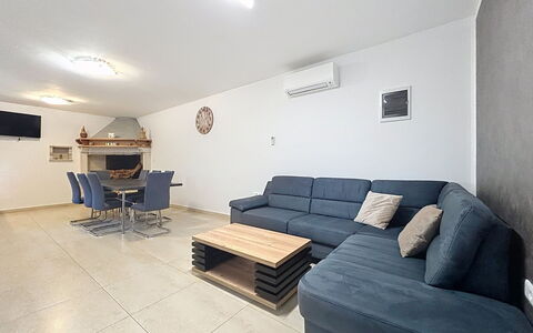 Martina: Meubles, Sol, Design Intérieur, Canapé, Sol, Bois, Plafond, Salon, Pièce, Appartement