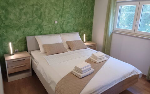 Martina: Meubles, Lit, Design Intérieur, Mur, Chambre, Sol, Sol, Bois, Pièce, Drap De Lit
