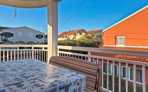 Vodice 603: Zone Résidentielle, Domicile, Porche, Maison, Balcon, Appartement, Tache De Bois, Ombre, Plate-Forme, Mobilier De Jardin