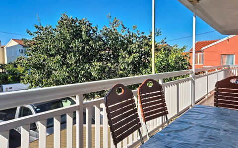 Vodice 603: Porche, Balcon, Clôture, Ombre, Balustrade, Plate-Forme, Balustre, Mobilier De Jardin, Accueil Escrime, Plante D'Appartement