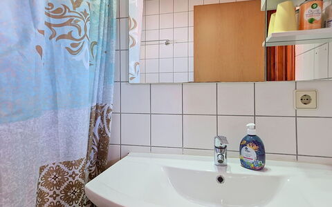 Vodice 603: Lavabo, Luminaire Plomberie, Salle De Bains, Évier, Design Intérieur, Robinet, Sol, Sol, Plomberie, Pièce