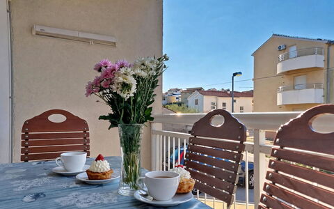 Vodice 603: Meubles, Mobilier De Jardin, Appartement, Chaise, Tableau De Plein Air, Balcon, Table Cuisine Et Salle A Manger, Pot De Fleur, Plante D'Appartement, Table Basse
