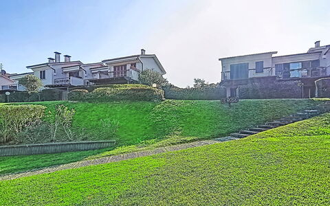 Casa Prais: Herbe, Paysage, Zone Résidentielle, Lot Terre, Pelouse, Jardin, Biens, Cour, Aménagement Paysager