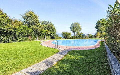 Casa Prais: Bleu, Piscine, Jardin, Pelouse, Aménagement Paysager, Parc