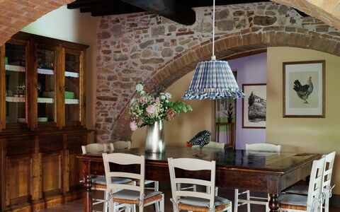 Tuscan Hamlet Relais Piettorri: Meubles, Design Intérieur, Chaise, Table, Sol, Salle À Manger, Bois, Table Cuisine Et Salle A Manger, Plafond, Sol