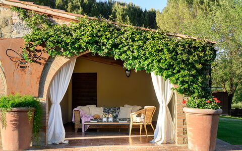 Tuscan Hamlet Relais Piettorri: Jardin, Ombre, Pot De Fleur, Structure En Plein Air, Hacienda, Cour, Mobilier De Jardin, Plante D'Appartement, Pergola, Arrière-Cour