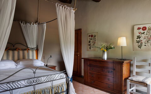 Tuscan Hamlet Relais Piettorri: Meubles, Design Intérieur, Chambre, Lit, Bois, Sol, Linge, Sol, Pièce, Table