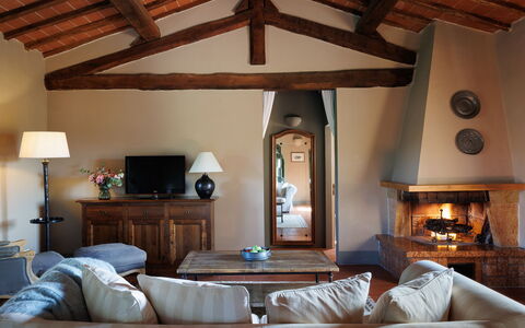 Tuscan Hamlet Relais Piettorri: Meubles, Design Intérieur, Sol, Bois, Domicile, Pièce, Sol, Plafond, Salon, Éclairage