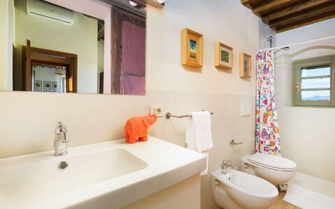 Villa Monte, Bolgheri: Luminaire Plomberie, Mur, Salle De Bains, Design Intérieur, Lavabo, Sol, Sol, Évier, Robinet, Plafond