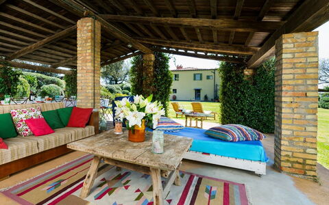 Villa Monte, Bolgheri: Meubles, Bois, Chaise, Mobilier De Jardin, Recours, Plafond, Eco Hôtel, Structure En Plein Air, Jardin, Ombre