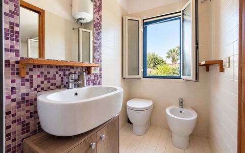 Villa le Palme, Marina di Ragusa: Siège De Toilette, Salle De Bains, Luminaire Plomberie, Toilette, Sol, Sol, Design Intérieur, Plomberie, Évier, Lavabo