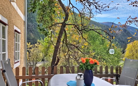 Villa Maria: Bleu, Bois, Meubles, Domicile, Mobilier De Jardin, Chaise, Ombre, Balcon, Tache De Bois, Eco Hôtel