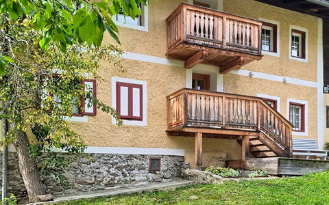 Villa Maria: Bleu, Bois, Meubles, Domicile, Mobilier De Jardin, Chaise, Ombre, Balcon, Tache De Bois, Eco Hôtel