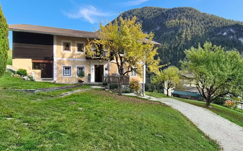 Villa Maria: Bleu, Bois, Meubles, Domicile, Mobilier De Jardin, Chaise, Ombre, Balcon, Tache De Bois, Eco Hôtel
