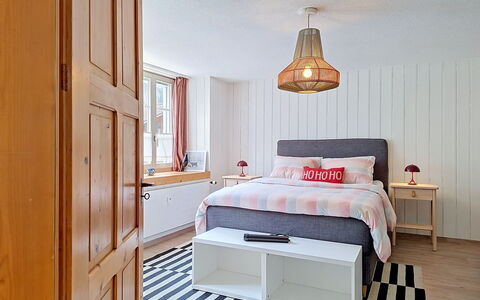 Chalet Schwizerhüsli: Bleu, Bois, Meubles, Domicile, Mobilier De Jardin, Chaise, Ombre, Balcon, Tache De Bois, Eco Hôtel