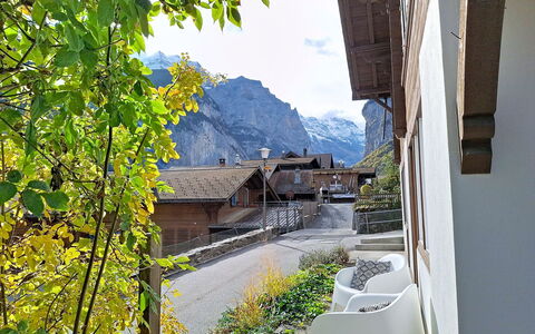 Chalet Schwizerhüsli: Bleu, Bois, Meubles, Domicile, Mobilier De Jardin, Chaise, Ombre, Balcon, Tache De Bois, Eco Hôtel