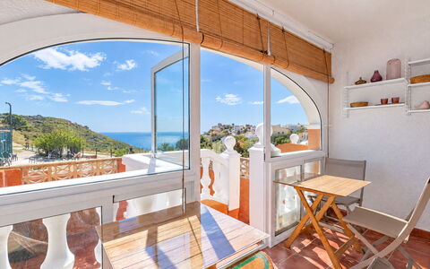 Pueblo de la Paz: Bleu, Bois, Meubles, Domicile, Mobilier De Jardin, Chaise, Ombre, Balcon, Tache De Bois, Eco Hôtel