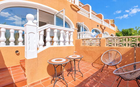 Pueblo de la Paz: Bleu, Bois, Meubles, Domicile, Mobilier De Jardin, Chaise, Ombre, Balcon, Tache De Bois, Eco Hôtel