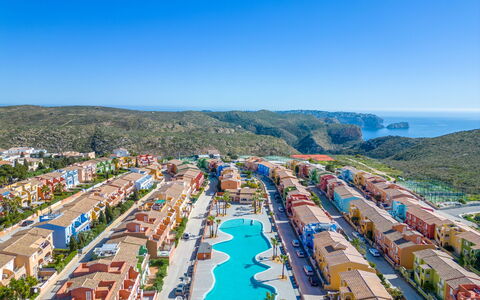 Pueblo de la Paz: Bleu, Bois, Meubles, Domicile, Mobilier De Jardin, Chaise, Ombre, Balcon, Tache De Bois, Eco Hôtel