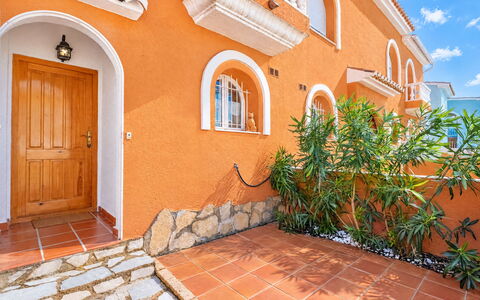 Pueblo de la Paz: Bleu, Bois, Meubles, Domicile, Mobilier De Jardin, Chaise, Ombre, Balcon, Tache De Bois, Eco Hôtel