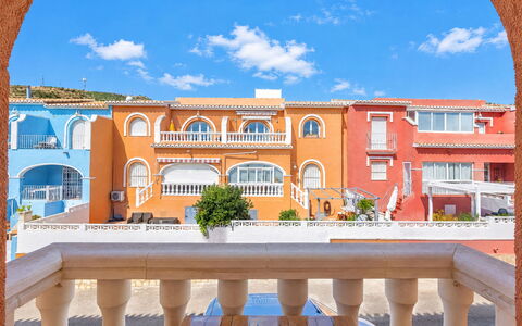 Pueblo de la Paz: Bleu, Bois, Meubles, Domicile, Mobilier De Jardin, Chaise, Ombre, Balcon, Tache De Bois, Eco Hôtel