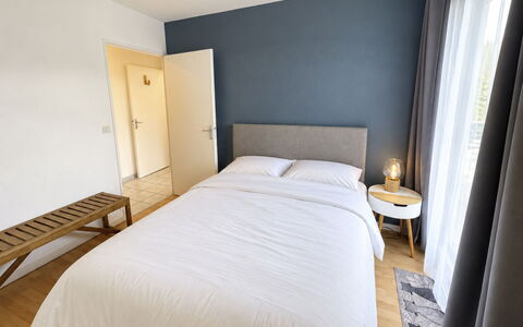 Domaine du Yearling: Bleu, Bois, Meubles, Domicile, Mobilier De Jardin, Chaise, Ombre, Balcon, Tache De Bois, Eco Hôtel