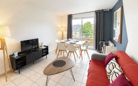 Domaine du Yearling: Bleu, Bois, Meubles, Domicile, Mobilier De Jardin, Chaise, Ombre, Balcon, Tache De Bois, Eco Hôtel