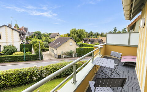 Domaine du Yearling: Bleu, Bois, Meubles, Domicile, Mobilier De Jardin, Chaise, Ombre, Balcon, Tache De Bois, Eco Hôtel