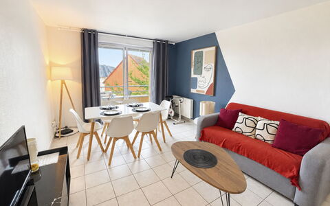 Domaine du Yearling: Bleu, Bois, Meubles, Domicile, Mobilier De Jardin, Chaise, Ombre, Balcon, Tache De Bois, Eco Hôtel