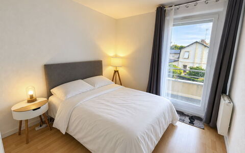 Domaine du Yearling: Bleu, Bois, Meubles, Domicile, Mobilier De Jardin, Chaise, Ombre, Balcon, Tache De Bois, Eco Hôtel