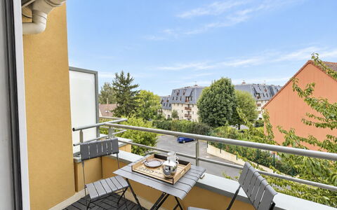 Domaine du Yearling: Bleu, Bois, Meubles, Domicile, Mobilier De Jardin, Chaise, Ombre, Balcon, Tache De Bois, Eco Hôtel