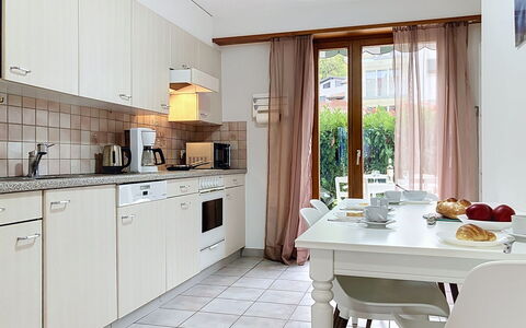 Résidence la Vigne: Meubles, Comptoir, Cuisine, Design Intérieur, Appareil De Cuisine, Cabinetry, Sol, Principaux Appliance, Chaise, Sol