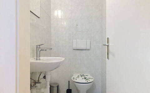 Résidence la Vigne: Salle De Bains, Luminaire Plomberie, Mur, Lavabo, Sol, Sol, Design Intérieur, Évier, Toilette, Robinet